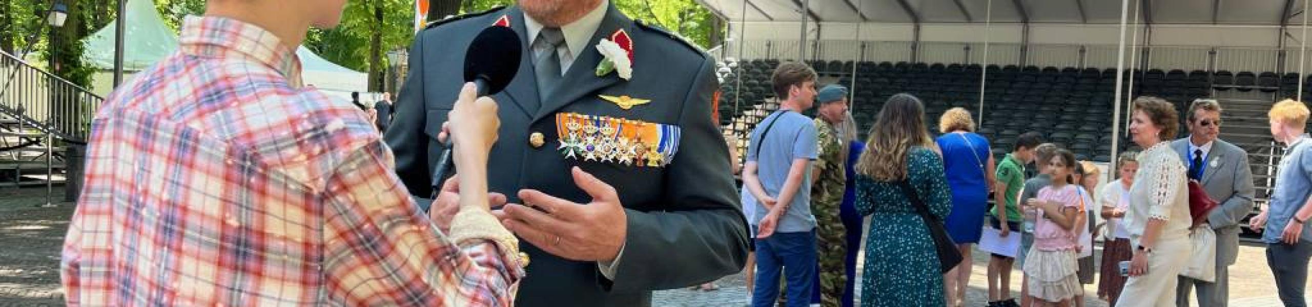 Koning Willem-Alexander wordt geïnterviewd tijdens de Veteranendag.