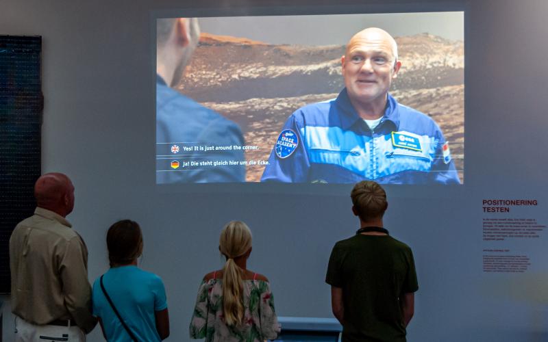 Andre Kuipers bezoekt Missie in het Museum met eigen kinderen.jpg