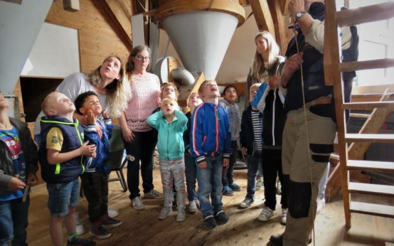 Een kleuterklas bezoekt de Braakmolen. Foto: Henk de Haan