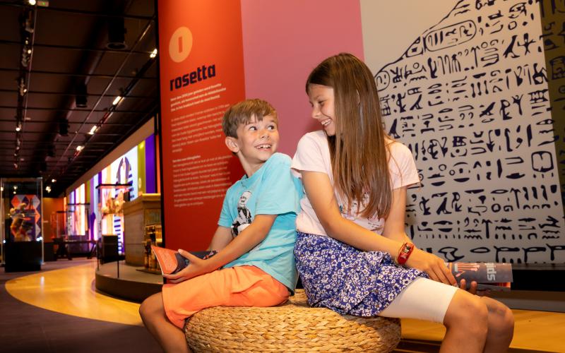 Kinderen in Rijksmuseum van Oudheden